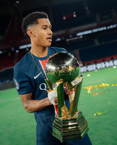 pnl4everr's tweet image. Le trophée a tellement de flow ♾️