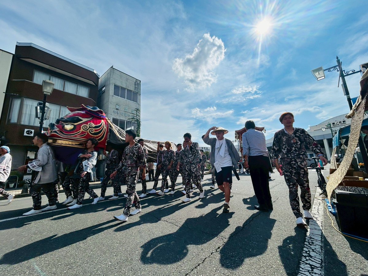 TeamSugioHideya's tweet image. 篠ノ井祇園祭がJR篠ノ井駅前の商店街を歩行者天国にして開かれています。これは重さ60キロもある獅子頭など大獅子が町内を巡回し、随所で舞や踊りを披露するもの。今日はこの後の予定があり、ハイライトの大獅子奉納の舞いは見られませんでしたが、皆さんも是非一度篠ノ井祇園祭にお越し下さい。