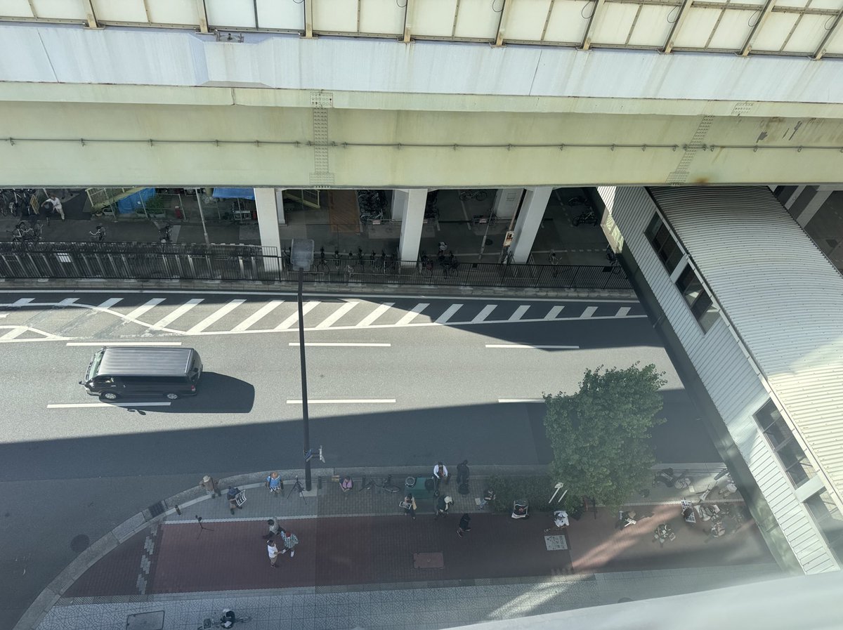 b03la013's tweet image. 参政党のワークショップの会場前に集まるアンチ。
炎天下の中、3時間以上声を張り上げてるで。

こわ〜。