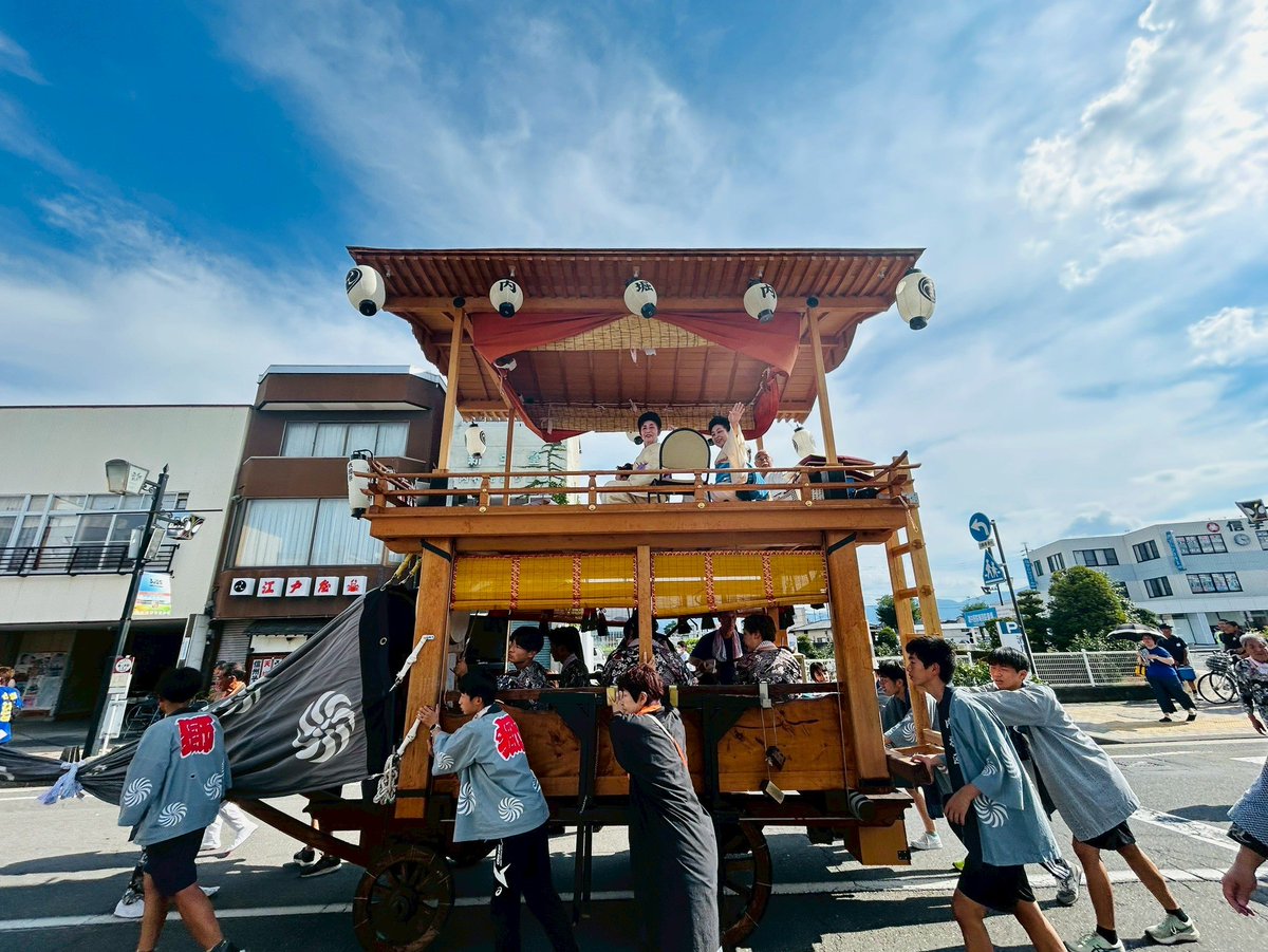 TeamSugioHideya's tweet image. 篠ノ井祇園祭がJR篠ノ井駅前の商店街を歩行者天国にして開かれています。これは重さ60キロもある獅子頭など大獅子が町内を巡回し、随所で舞や踊りを披露するもの。今日はこの後の予定があり、ハイライトの大獅子奉納の舞いは見られませんでしたが、皆さんも是非一度篠ノ井祇園祭にお越し下さい。