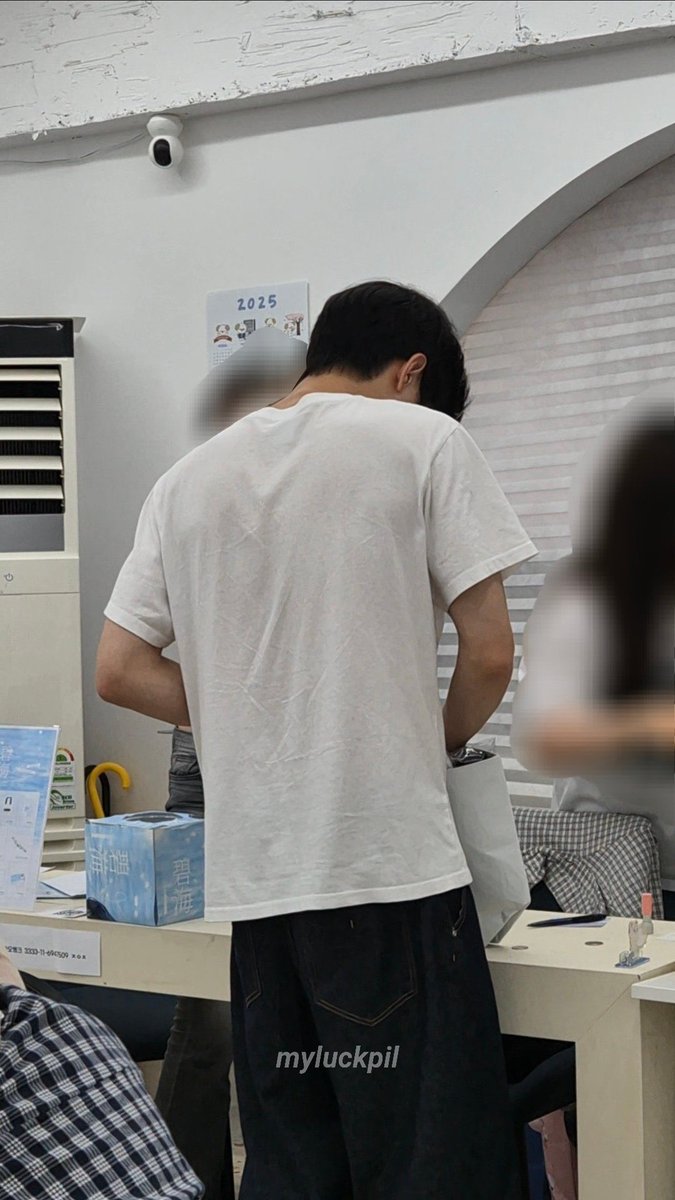 mool_e_des's tweet image. 돈떤 강아지 한줌 허리에 비해서
윗부분은 넓고 판판하셔서 흰반 입을 때
허리 부분 찰랑하고 날개뼈 어깨 가슴쪽은
딱 맞아 가로줄 그어지고 실루엣 살짝
드러나는게 여자를 미치게 만들어