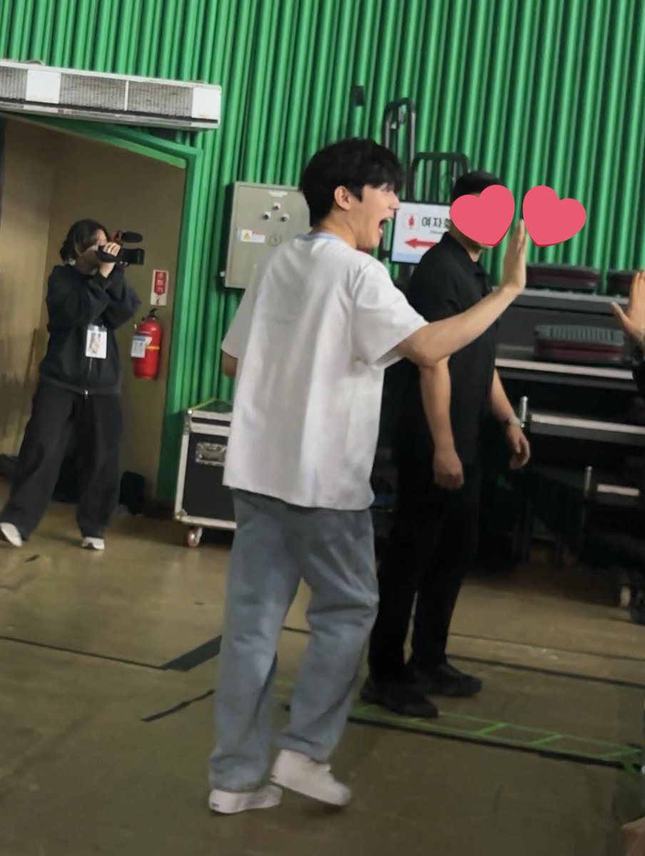 mool_e_des's tweet image. 돈떤 강아지 한줌 허리에 비해서
윗부분은 넓고 판판하셔서 흰반 입을 때
허리 부분 찰랑하고 날개뼈 어깨 가슴쪽은
딱 맞아 가로줄 그어지고 실루엣 살짝
드러나는게 여자를 미치게 만들어