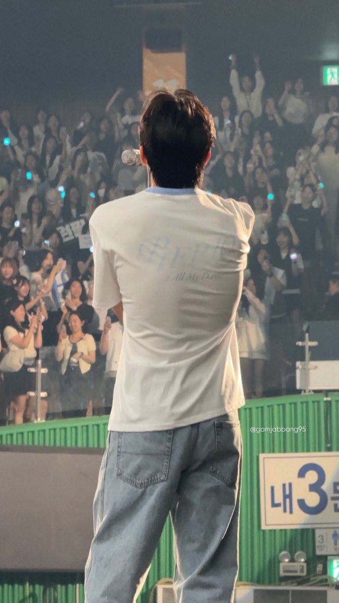 mool_e_des's tweet image. 돈떤 강아지 한줌 허리에 비해서
윗부분은 넓고 판판하셔서 흰반 입을 때
허리 부분 찰랑하고 날개뼈 어깨 가슴쪽은
딱 맞아 가로줄 그어지고 실루엣 살짝
드러나는게 여자를 미치게 만들어