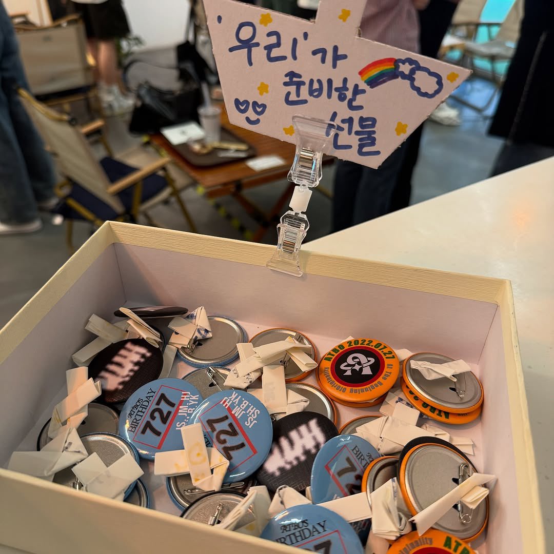 atbozip's tweet photo. mdg_maisondegreek_sinsa instagram update with atbo

the pins junseok made were available at the cafe to take!
���the gift we prepared 😍🌈”

#에이티비오 #ATBO https://t.co/KMUy7hwuyb