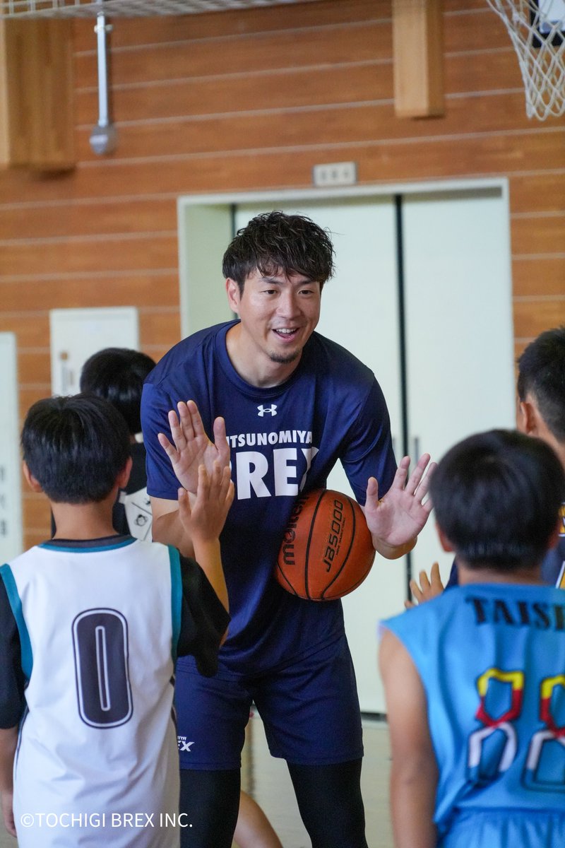 utsunomiyabrex's tweet image. 【BREX with】
7/27(日)、宇都宮市立泉が丘小学校にて行われた「栃木銀行presents ブレックス・クリニックキャラバン2025」に#6 比江島選手が参加しました。
比江島選手のお手本やアドバイスを元に各練習を一生懸命取り組んだり、最後の試合では学んだスキルを挑戦しながら楽しむ様子が見られました。…