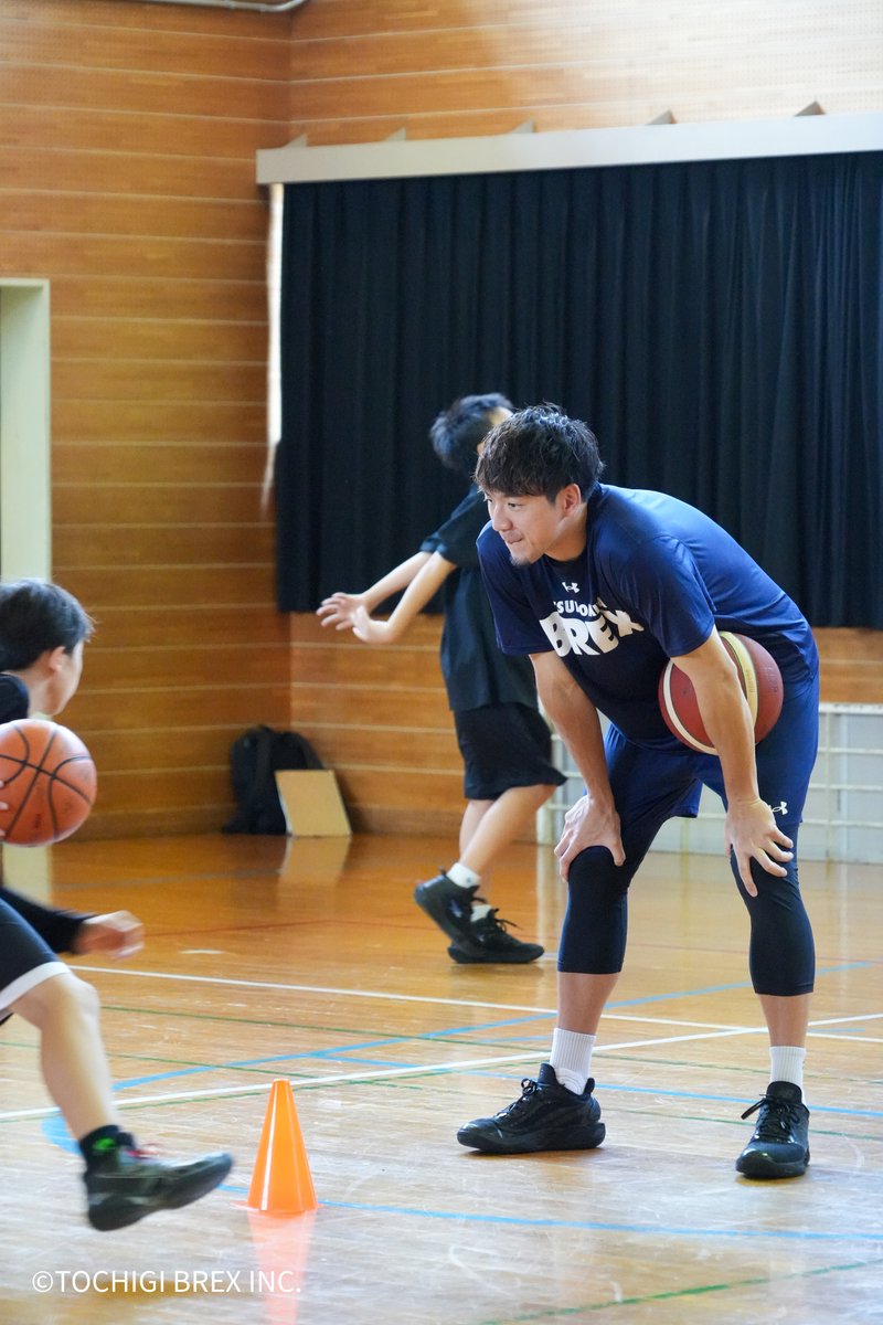 utsunomiyabrex's tweet image. 【BREX with】
7/27(日)、宇都宮市立泉が丘小学校にて行われた「栃木銀行presents ブレックス・クリニックキャラバン2025」に#6 比江島選手が参加しました。
比江島選手のお手本やアドバイスを元に各練習を一生懸命取り組んだり、最後の試合では学んだスキルを挑戦しながら楽しむ様子が見られました。…