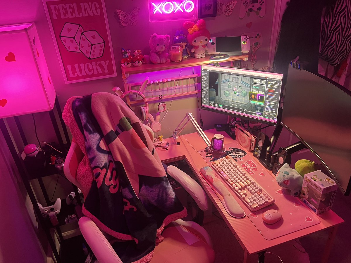 jigglypuffx_'s tweet image. Before vs after
I have sooo much room now to do whatever I want man. My laptop finally fits infront of me!!