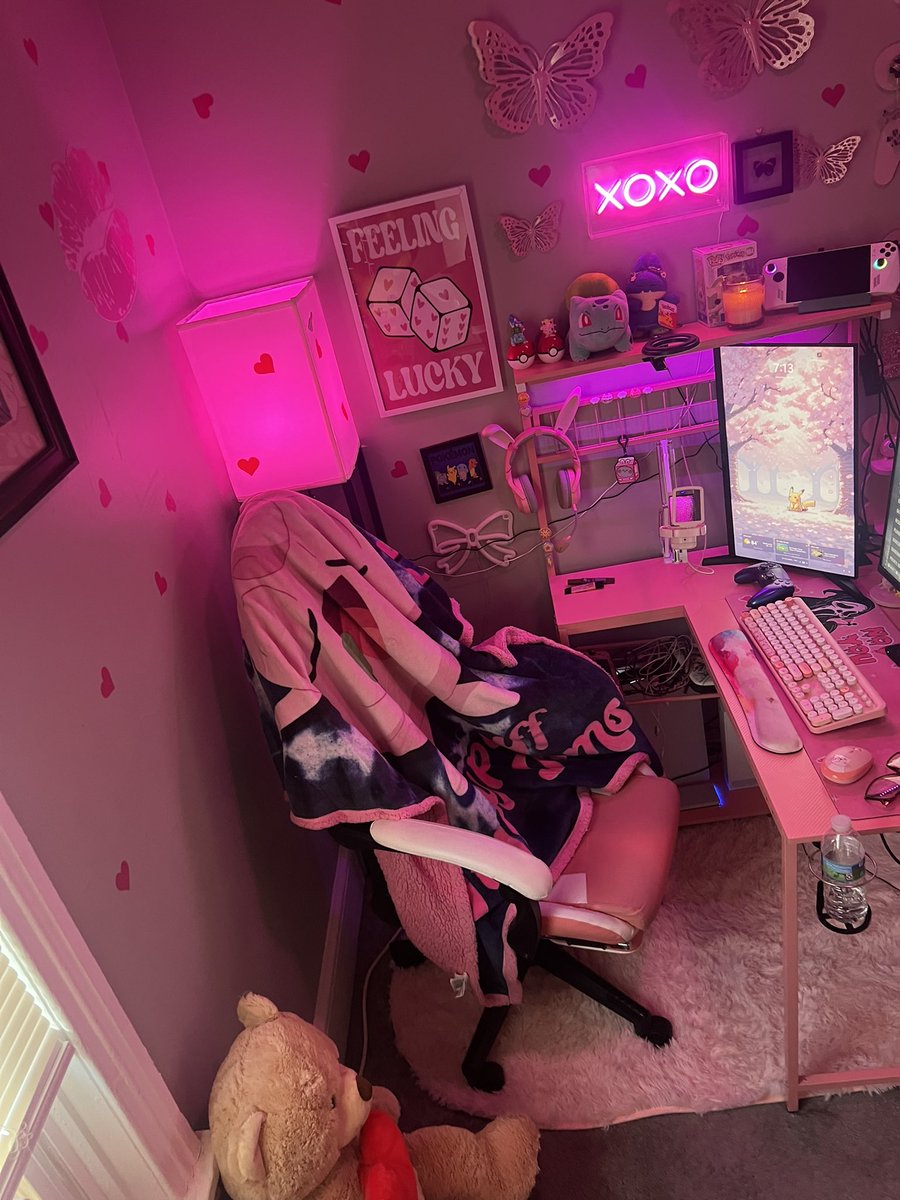 jigglypuffx_'s tweet image. Before vs after
I have sooo much room now to do whatever I want man. My laptop finally fits infront of me!!