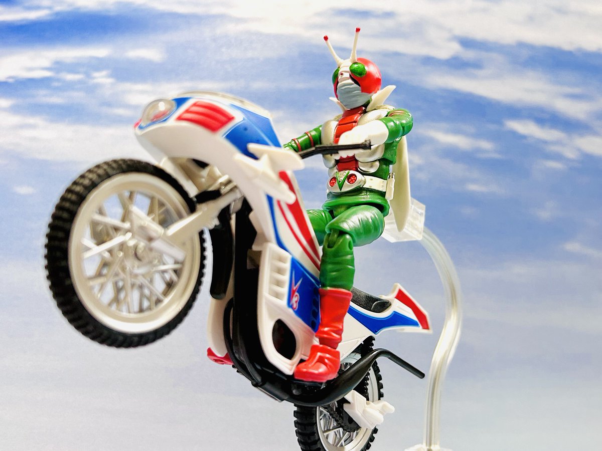omochannel_f's tweet image. 青い青い 青い車のV3
ハリケーンジャンプ 空飛ぶマシン