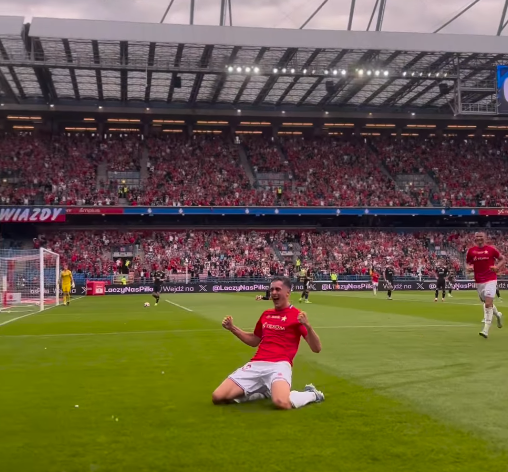 Mariusz Kutwa podający piłki na meczu Wisły z ŁKSem (wygrana Wisły 4:0 - 2019) i Mariusz Kutwa po bramce na 3:0 w meczu Wisły z ŁKSem (wygranym 5:0 - 2025)
❤