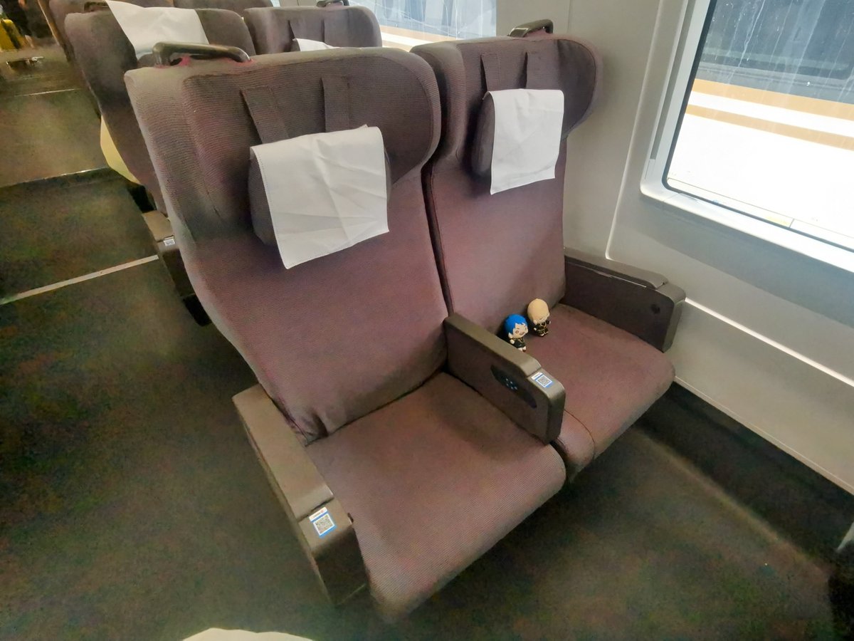 keretapi_jepun's tweet image. いよいよ1レグ目、大連北→天津西まで行きます。
一等車を取りました(というより、一等車しか残ってなかった)。
シンくん『なかなかいい椅子ですね!』(?)