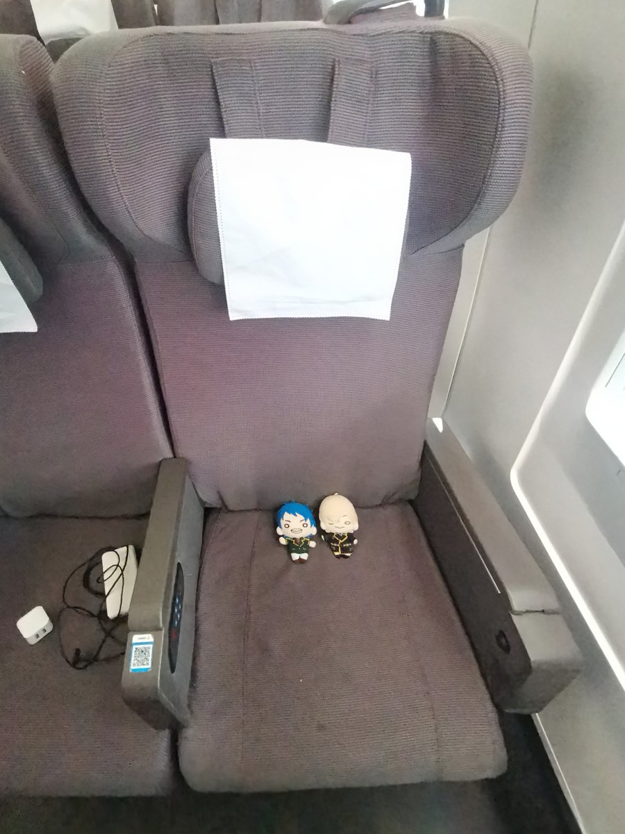 keretapi_jepun's tweet image. いよいよ1レグ目、大連北→天津西まで行きます。
一等車を取りました(というより、一等車しか残ってなかった)。
シンくん『なかなかいい椅子ですね!』(?)