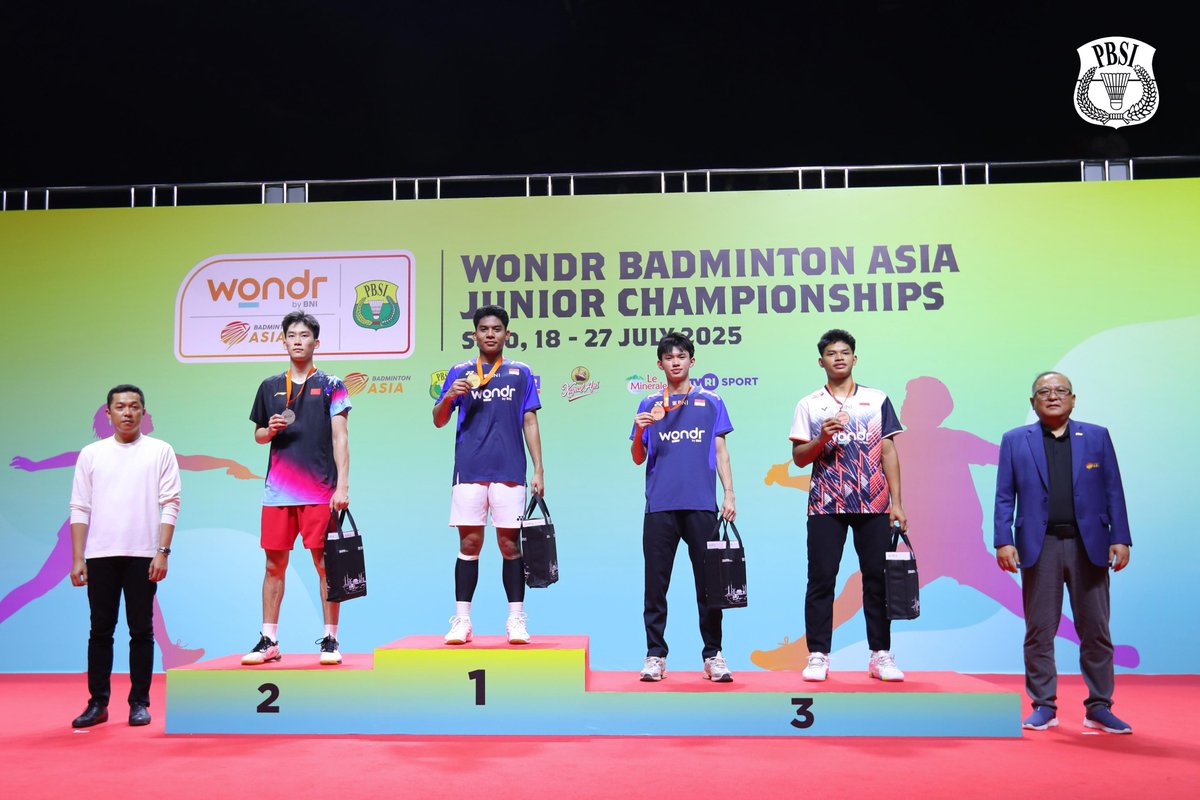 Podium Tunggal Putra WONDR Badminton Asia Junior Championships 2025

Moh. Zaki Ubaidillah keluar sebagai juara tunggal putra usai mengalahkan wakil China Liu Yang Ming Yu.

Kedua Semifinalis diraih oleh wakil Indonesia lainnya ada Fardhan Rainanda Joe Richie Duta Richardo.