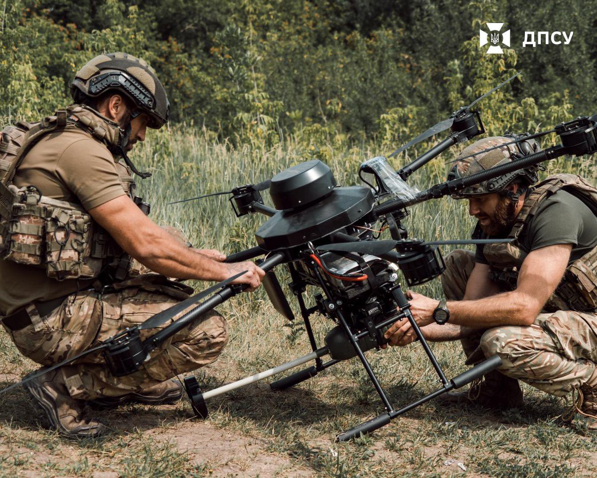 DPSU_ua's tweet image. 👊🏻Важкий удар по окупантах: фоторепортаж з позицій операторів «Вампірів» підрозділу «Оріон» бригади «Помста»
Раніше ці дрони працювали здебільшого вночі. Тепер – і вдень, і вночі. «Вампіри» прикордонників точно скидають вибухівку на укріплені позиції ворога.