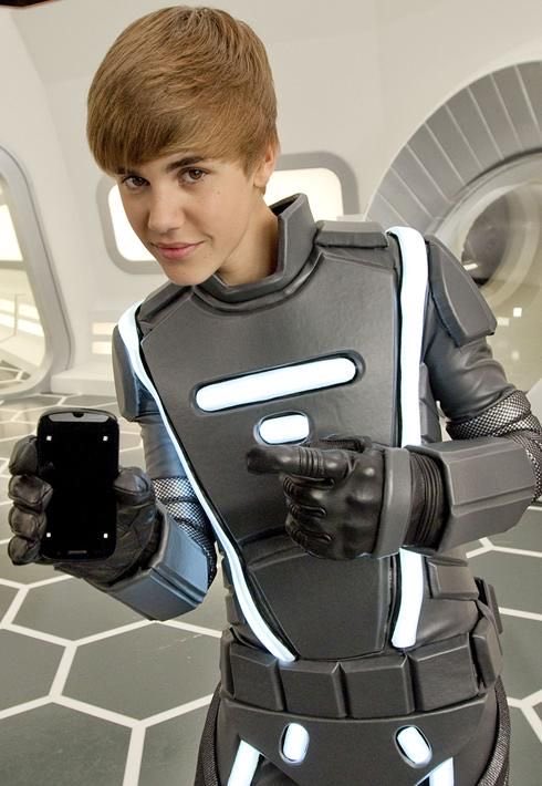 JDBieberDumps's tweet image. Justin Bieber on the set of the Best Buy Super Bowl Commercial.
(Jan 17, 2011)