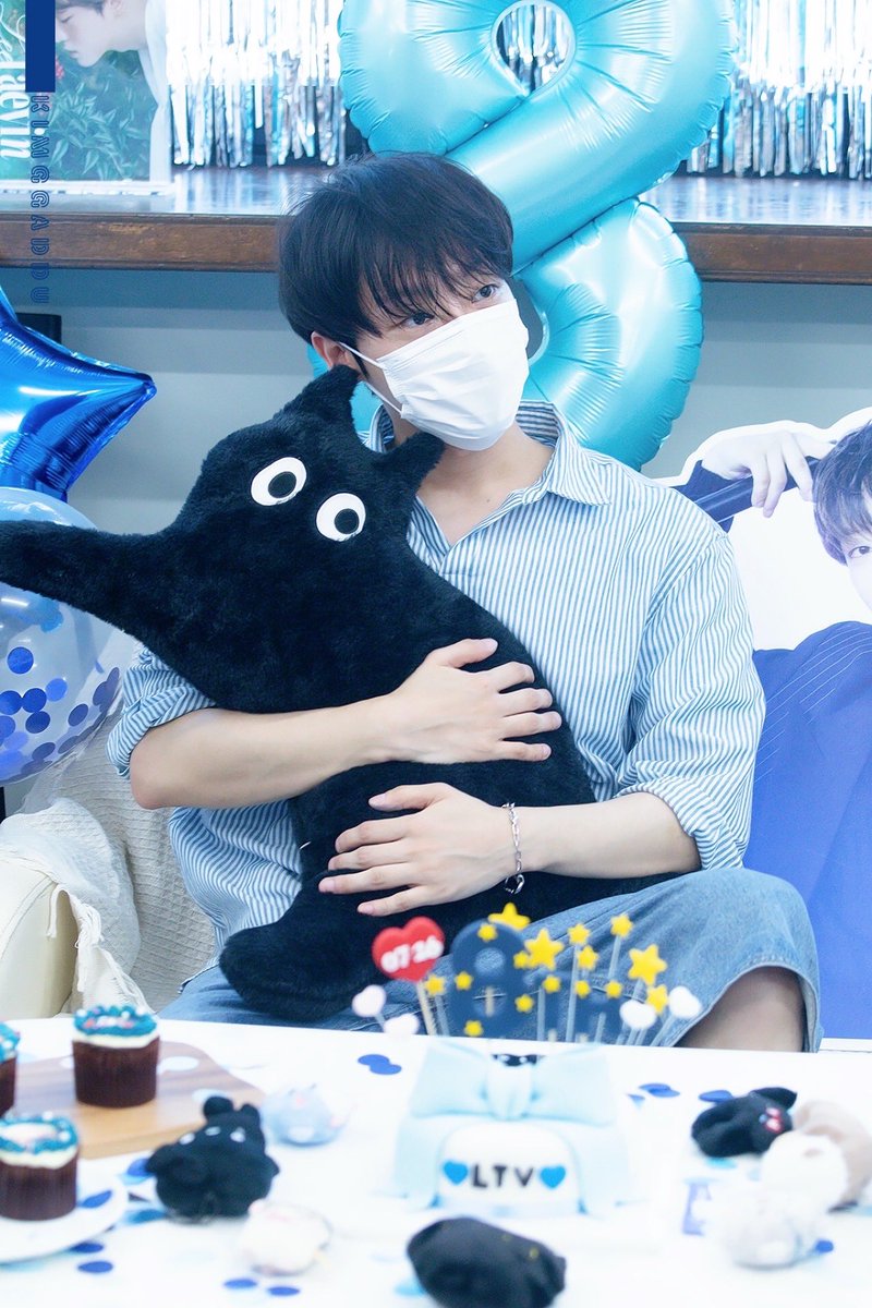 MysteryTabzzi's tweet photo. 깜고별에 태빈배우님이 방문해주셨어요. 
8주년 너무너무 축하합니다.🎉

사인해주신 액자는 후기를 써주신 분들 중 
추첨을 통해 선물로 증정해드릴 예정입니다.

#깜고별에서온_태빈이의_8주년
#TAEVIN_8th_Anniversary
#이태빈 #LEETAEVIN https://t.co/kfq8Jpi2Ty
