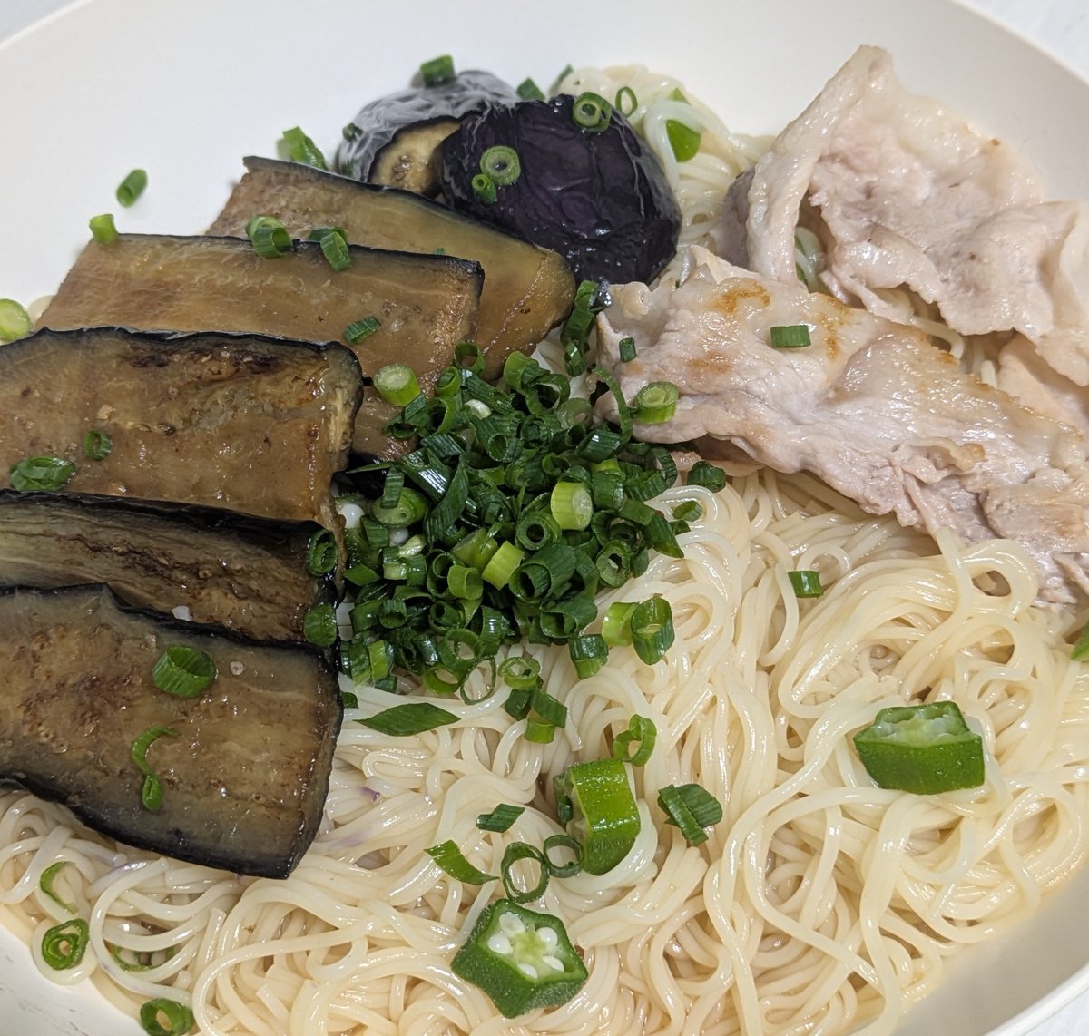 tomopo04's tweet image. 焼きナス豚そうめん〜🥳
麺つゆが一番美味しいっ😳笑
