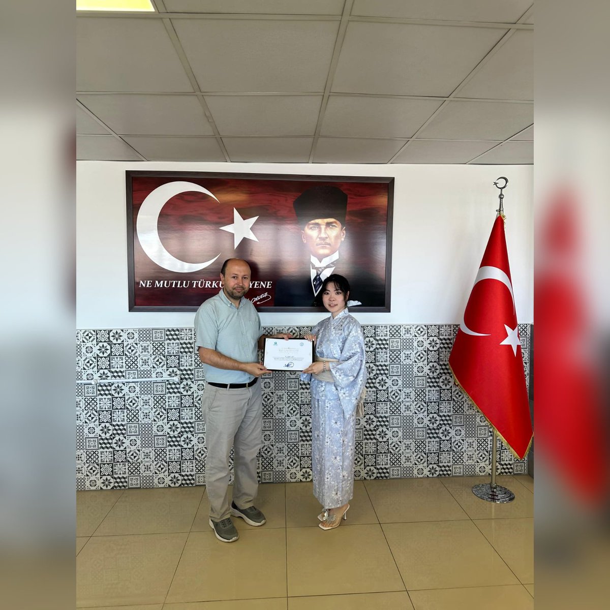 AybuDilmer's tweet photo. Yunus Emre Enstitüsü 2025 Türkçe Yaz Okulu kapsamında 30 ülkeden 32 misafir öğrencimiz düzenlenen törenle katılım belgelerini aldılar.
@ybuankara @acengizkoseoglu @yeeorgtr https://t.co/hLPN3B1qEA