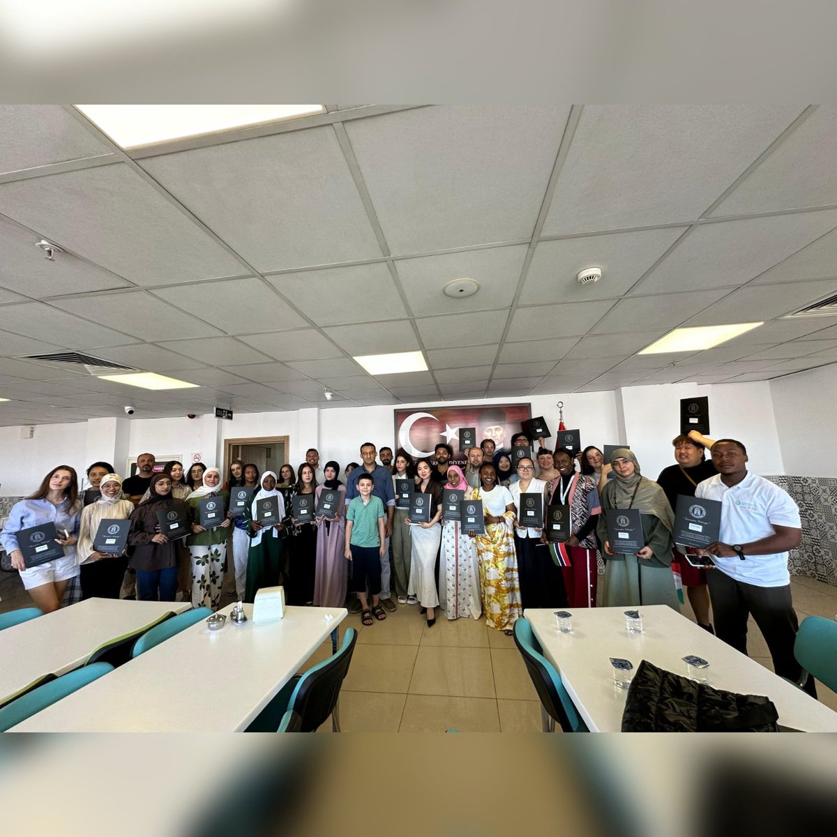 Yunus Emre Enstitüsü 2025 Türkçe Yaz Okulu kapsamında 30 ülkeden 32 misafir öğrencimiz düzenlenen törenle katılım belgelerini aldılar.
<a href="/ybuankara/">Ankara Yıldırım Beyazıt Üniversitesi</a> <a href="/acengizkoseoglu/">Ali Cengiz Köseoğlu</a> <a href="/yeeorgtr/">Yunus Emre Enstitüsü</a>