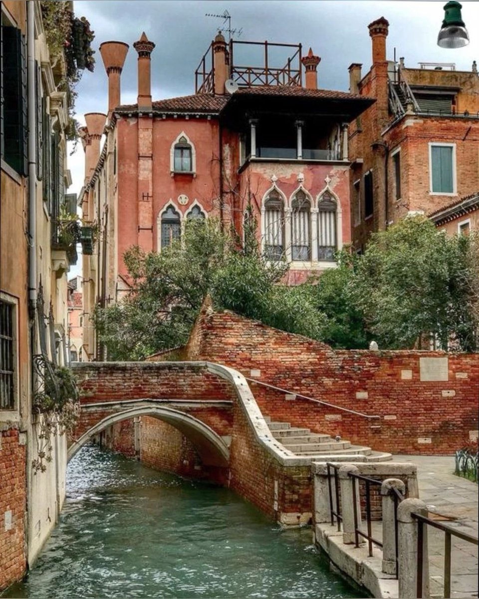 <a href="/teatrolafenice/">Teatro La Fenice</a> #BuonaDomenica 🌷🍃☀️
<a href="/teatrolafenice/">Teatro La Fenice</a> 💕🎶

"Fondare biblioteche è come costruire granai pubblici, ammassare riserve contro un inverno dello spirito che da molti indizi, mio malgrado, vedo venire".
Marguerite Yourcenar🖌️

#ViaggiDAutore
#SalaLettura <a href="/SalaLettura/">©️ Il Caffè Letterario</a>

Venezia☀️