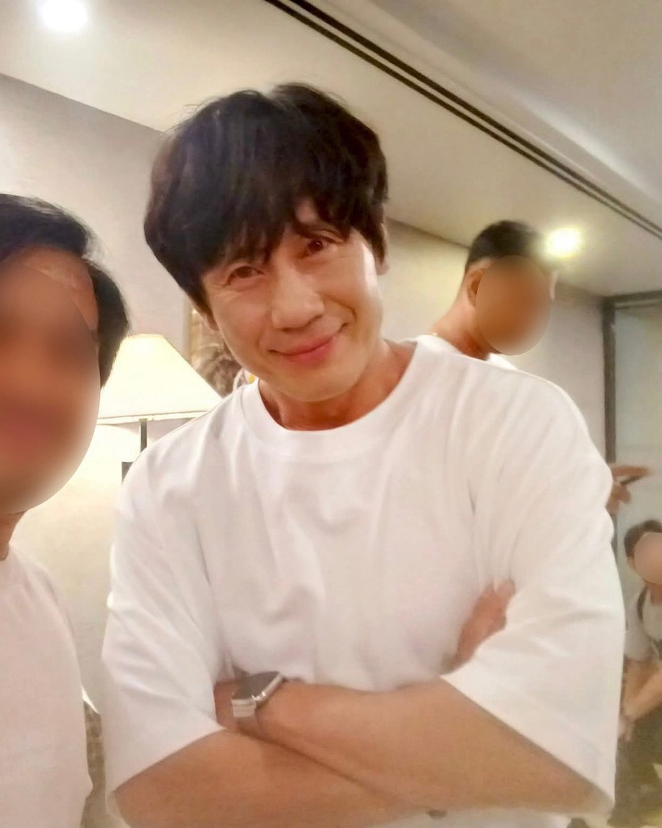 tlskrbswhdk's tweet image. 꾸러기 골목대장 포즈로 찍는 이유가 무엇이야 
어떻게하면 더 귀여운가 연구한 결과인건가 ?!