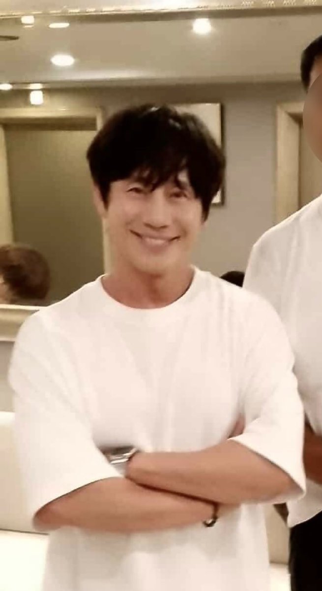 tlskrbswhdk's tweet image. 꾸러기 골목대장 포즈로 찍는 이유가 무엇이야 
어떻게하면 더 귀여운가 연구한 결과인건가 ?!