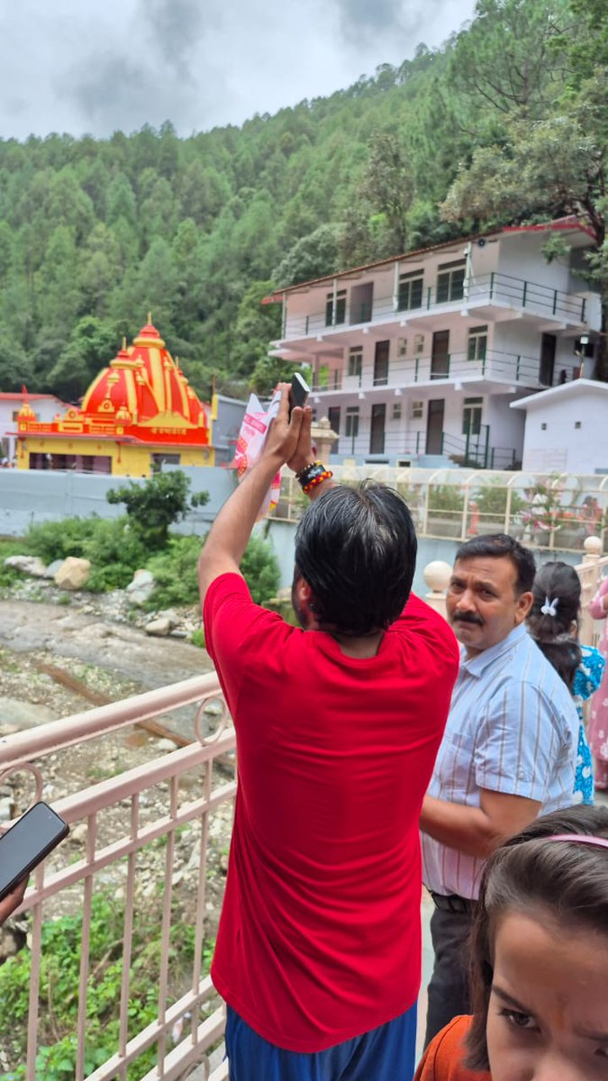 आज नीब करोली बाबा जी का आशीर्वाद प्राप्त किया और सभी सनातनियों के लिए  वैभव , स्वास्थ्य, सनातन को सम्मान, मोदी जी योगी जी के लिए दीर्घायु की प्रार्थना की ।‌

जय नीब करोली बाबा जी 🚩