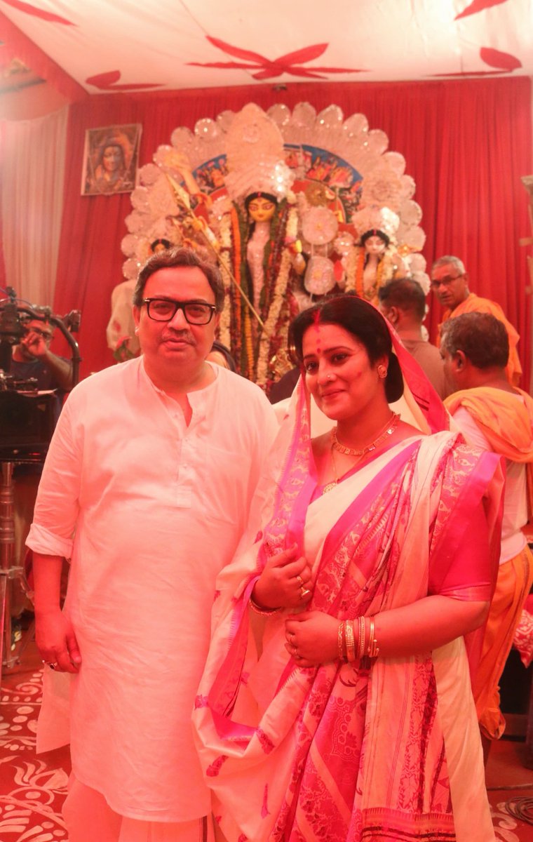 KunalGhoshAgain's tweet image. &apos;কর্পূর&apos; শ্যুটিং পর্ব। পরিচালক অরিন্দম শীল। নিজের বাড়ির দুর্গাপুজোতে নবজাগরণ পার্টির সাধারণ সম্পাদক শঙ্কর মল্লিক, সস্ত্রীক। ছবি: শুভেন্দু চৌধুরী।
