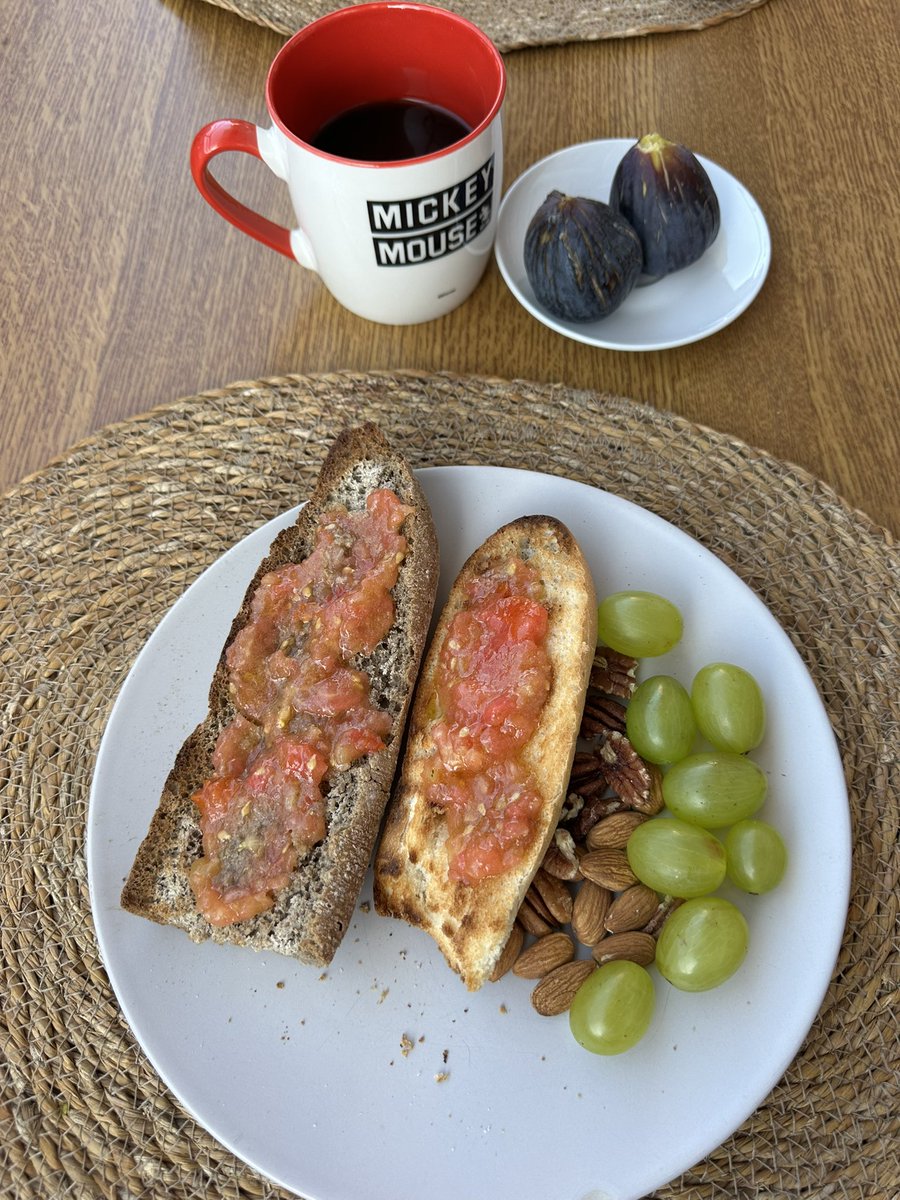 TonoSVJ's tweet image. Buenos días gente de bien, feliz Domingo 😎☕️
Hoy es día para a descansar o para escalar una montaña. Lo que apetezca…
¿Qué os parece mi desayuno?
Sed felices