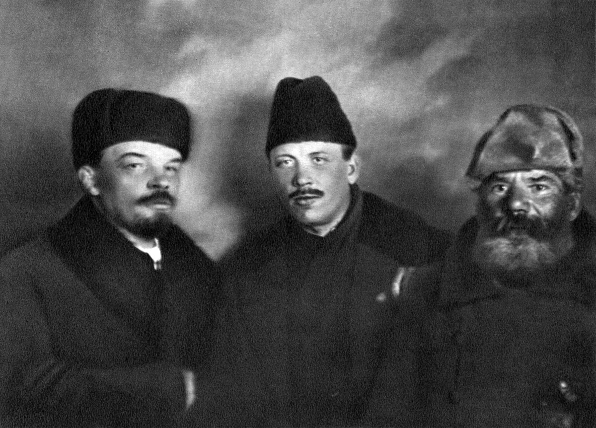 PisateliFilosof's tweet image. «Как родная мать меня провожала, как тут вся моя родня набежала…» писатель Демьян Бедный с Владимиром Лениным и неким Панфиловым. 1918 г.