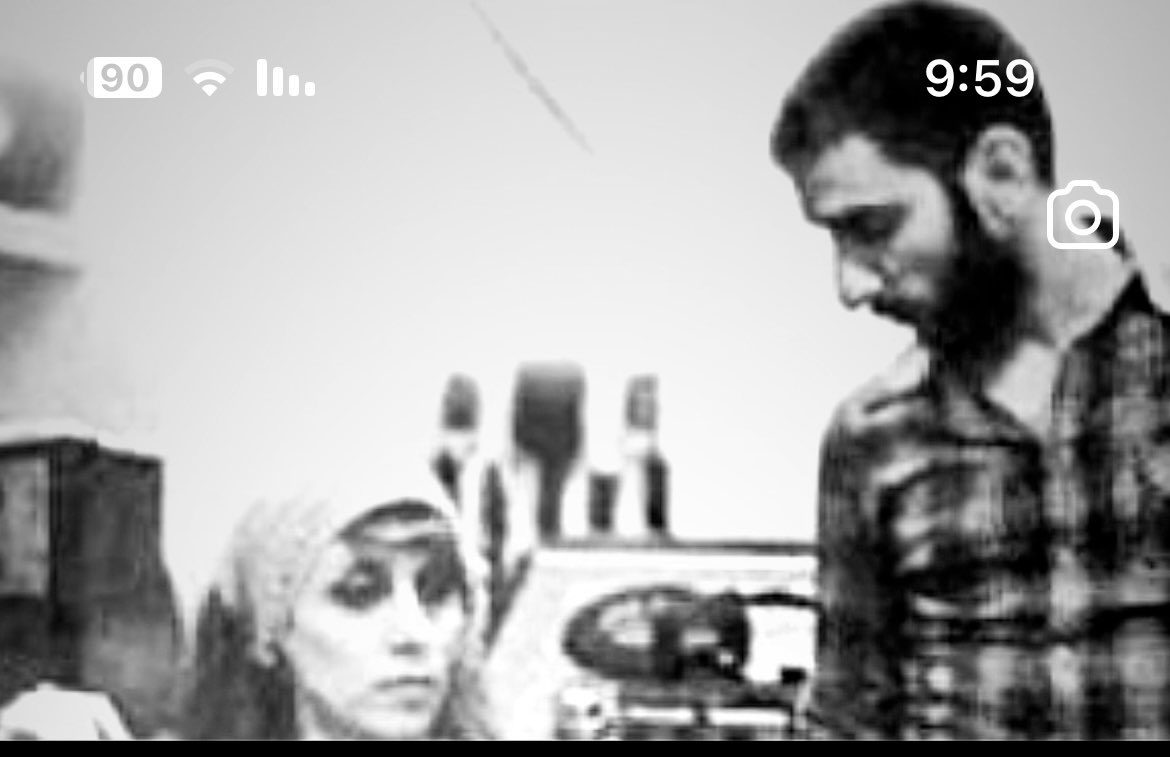 وكأن فيروز تقول ..
ها أنت فعلتها يازياد .. لماذا هذه المزحة الثقيلة وانت تعرف أن قلبي لا يحتمل .. ألم اقل لك ذات عزف انك الوتر الاخير في نبض قلبي .. فلماذا مثل هذه النكات يازياد .. أن تتركني وترحل وكأنك مزقت كل اوتار اللحن والحنجرة .. من سيقرع بابي بعد اليوم ومن سيحكي هموم لبنان