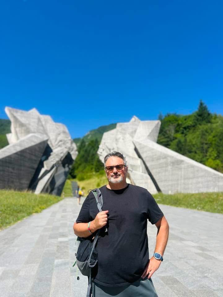 27. juli je Dan ustanka naroda BiH protiv fašizma. Ostalo je vrlo malo poštovanja prema antifašističkoj borbi, koji se najbolje manifestuje zapuštenim spomenicima pripadnicima oslobodilačkog pokreta. Činjenice se, srećom po njih, ne mogu pobiti, borba protiv fašizma je