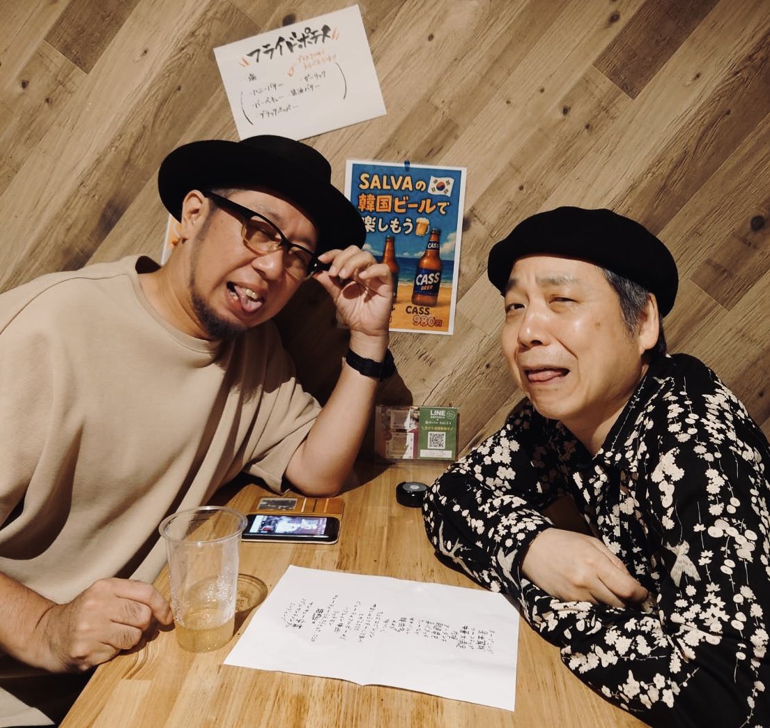 osaraUFO's tweet image. 本日、吉祥寺にて【Yeah!めっちゃサルヴァ!】とゆうお笑いライブに急遽『漫画家』で漫才させて頂きました!
6年半振りの再結成!
6年半振りのステージ!
新ネタ!
控室では2人とも手がプルプルしてましたがちゃんとやれました!
いや〜〜〜〜
楽しかったーーー!
ありがとうございました✨
