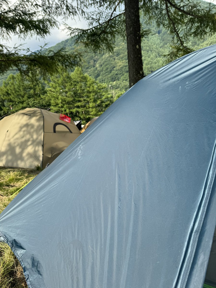 shzk_pc's tweet image. 陽射しはあるが気温25度くらいで風もあって過ごしやすいです🙂ゴロゴロも言うてないし雨は降らなさそう、よかた。
ちょっと休憩しようとテントに戻ってきたら西陽が強すぎてテント入れん🌞