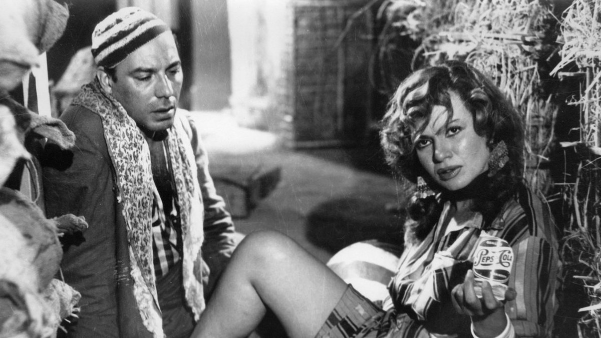 KingofFr1's tweet image. Hay un filme egipcio de una potencia visual atronadora que mezcla con maestría el neorrealismo y el cine negro más puro, donde la figura de un vendedor de periódicos erotómano y tullido planea sobre nosotros como un buitre. Imperdible "Cairo Station" (1958) de Youssef Chahine.