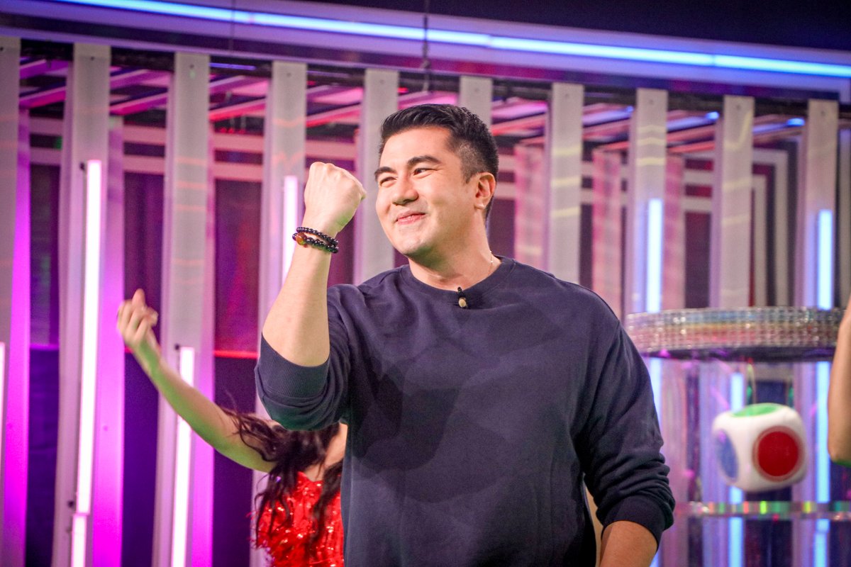 RainbowRumblePH's tweet image. Makulay na Linggo, Kapamilya! Handa na ba kayo sa isa na namang gabi na puno ng good vibes? Tutok na sa #RainbowRumble with our Rumble Master Luis Manzano, Ka-Rambol Negi, at Rainbow Pop Girls! #RainbowRumbleCollab 🌈💪🏻