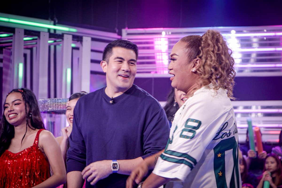 RainbowRumblePH's tweet image. Makulay na Linggo, Kapamilya! Handa na ba kayo sa isa na namang gabi na puno ng good vibes? Tutok na sa #RainbowRumble with our Rumble Master Luis Manzano, Ka-Rambol Negi, at Rainbow Pop Girls! #RainbowRumbleCollab 🌈💪🏻
