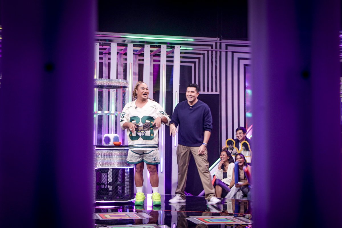 RainbowRumblePH's tweet image. Makulay na Linggo, Kapamilya! Handa na ba kayo sa isa na namang gabi na puno ng good vibes? Tutok na sa #RainbowRumble with our Rumble Master Luis Manzano, Ka-Rambol Negi, at Rainbow Pop Girls! #RainbowRumbleCollab 🌈💪🏻
