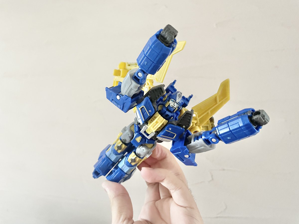 bumblebee200212's tweet image. 見た目だけは超絶イケメンスーパーマンロボットなんだよな