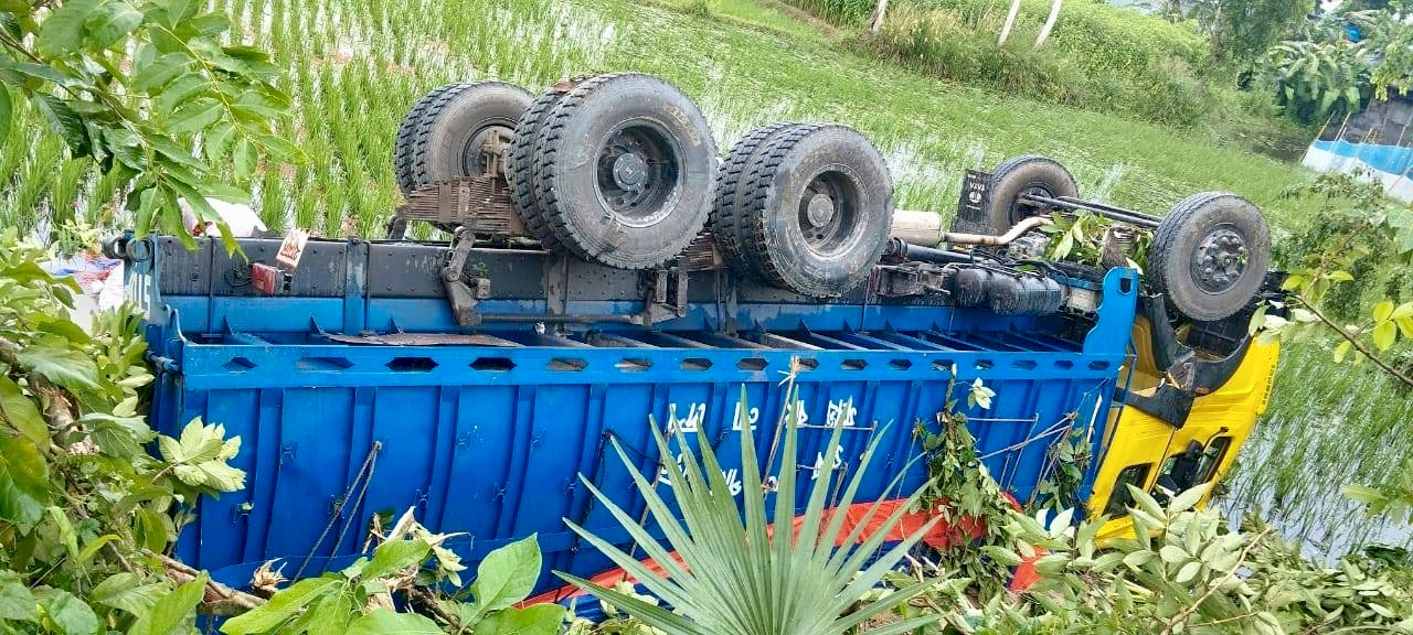 নওগাঁয় দুই ট্রাকের সংঘর্ষ, হেলপার নিহত