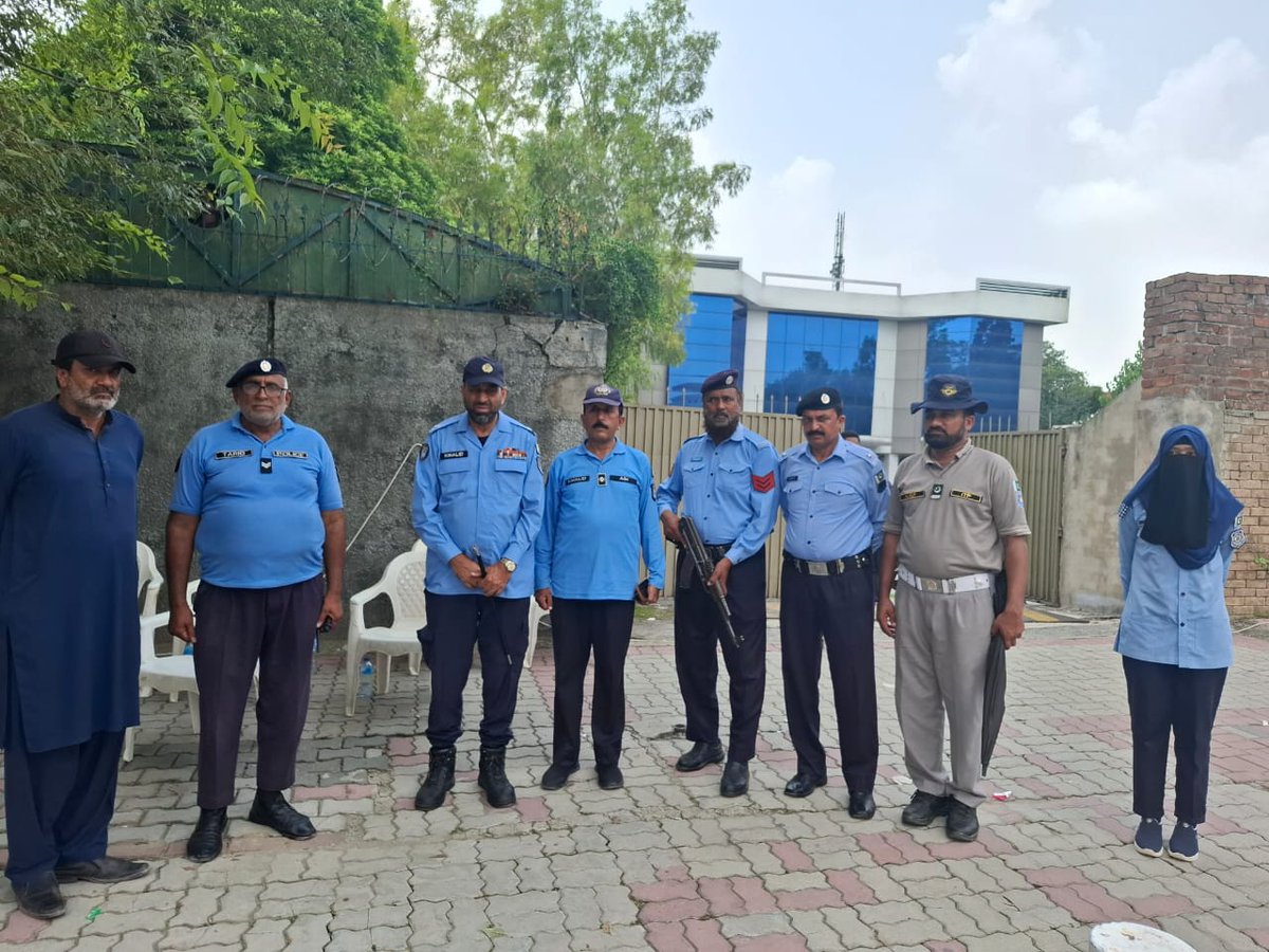 ICT_Police's tweet image. ایس پی ڈولفن خالد محمود اعوان کا چرچز کی سکیورٹی پر مامور ڈیوٹی پوائنٹس کا دورہ، افسران کو فرائض بہتر انداز میں انجام دینے کی ہدایت۔ پولیس افسران چرچز کے باہر مکمل الرٹ ڈیوٹی سرانجام دے رہے ہیں۔
#WeRIslamabadPolice #Islamabad #OPS