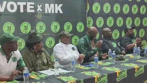 CadreNguyi's tweet image. Commander Morning π Yesterday the #MK Party KZN Provincial Detachment welcomed 300 new members from Action SA. Thatha Lento, Ayina Bungozi! #GwazaMkhontoGwaza ππ€