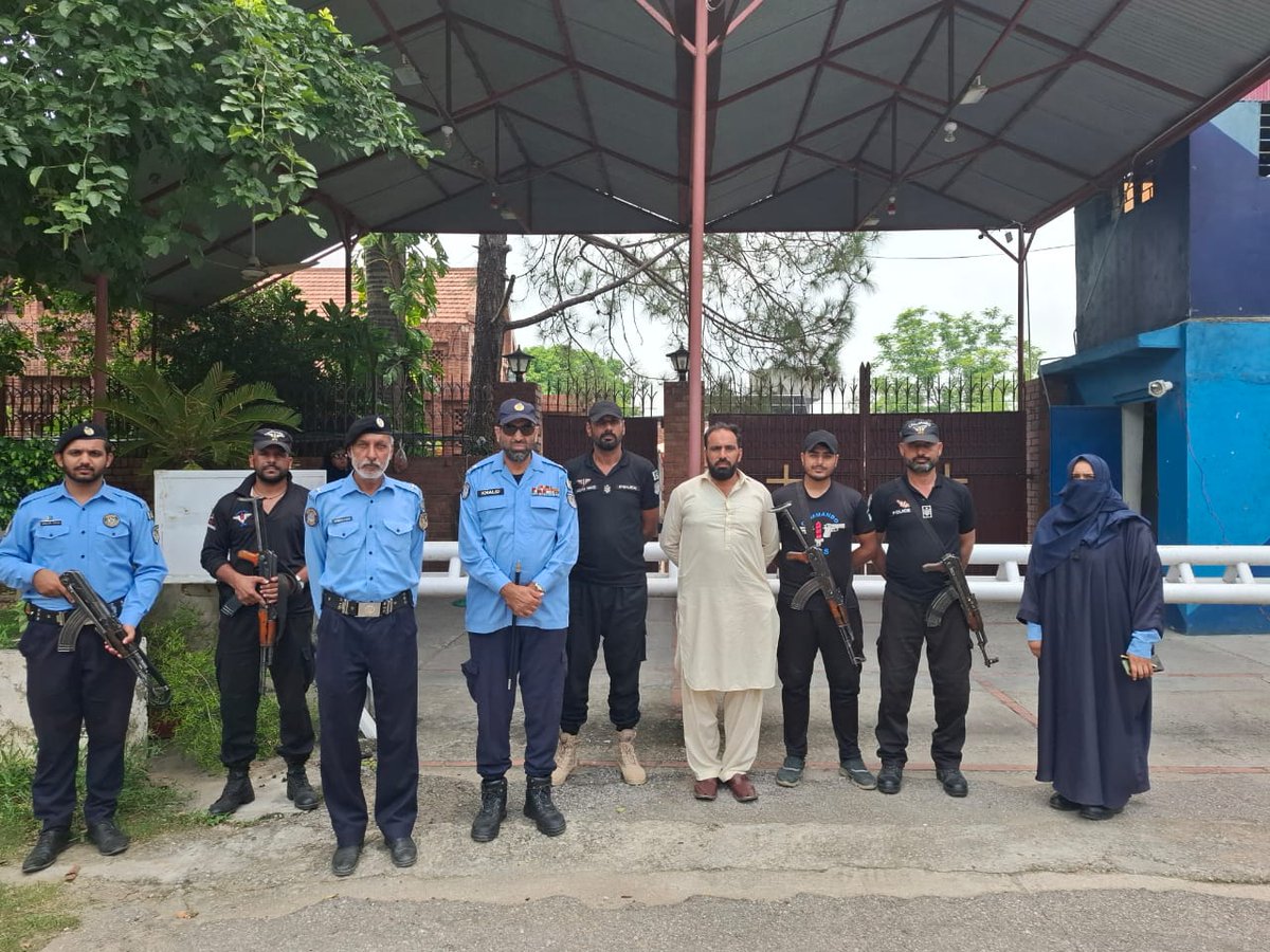 ICT_Police's tweet image. ایس پی ڈولفن خالد محمود اعوان کا چرچز کی سکیورٹی پر مامور ڈیوٹی پوائنٹس کا دورہ، افسران کو فرائض بہتر انداز میں انجام دینے کی ہدایت۔ پولیس افسران چرچز کے باہر مکمل الرٹ ڈیوٹی سرانجام دے رہے ہیں۔
#WeRIslamabadPolice #Islamabad #OPS