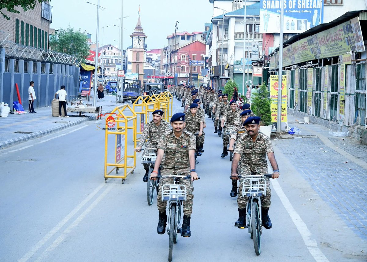 ZubairChowdhary's tweet image. #Srinagar : As part of the Khelo India Scheme’s Fit India initiative spearheaded by the Ministry of Youth Affairs and Sports, a Cycle Campaign was organised by Srinagar Sector CRPF from Lal Chowk Clock Tower to SKICC Srinagar today. CRPF officers and personnel participated in the…