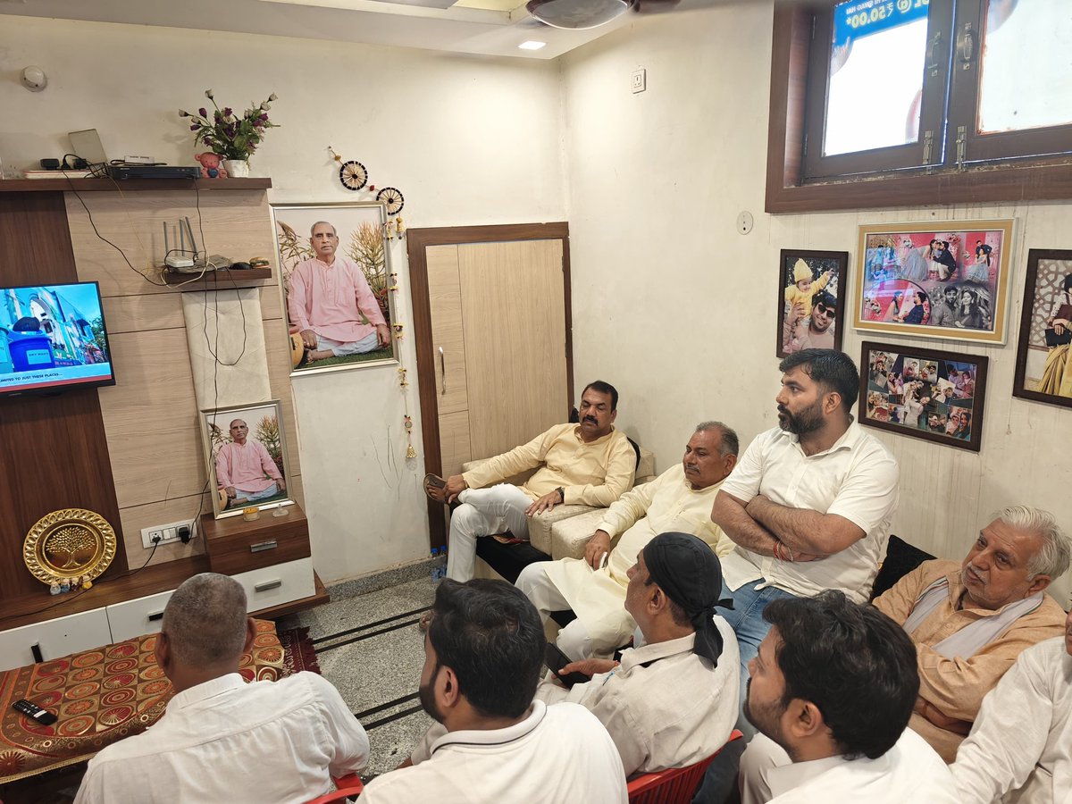 आज तावडू में पार्टी कार्यकर्ताओं के साथ "मन की बात"कार्यक्रम में सहभागिता करते हुए, देश के यशस्वी प्रधानमंत्री आदरणीय श्री नरेंद्र मोदी जी के ओजस्वी विचारों को सुना
प्रधानमंत्री जी के हर शब्द में राष्ट्रप्रेम, जनकल्याण और नवचेतना का भाव स्पष्ट झलकता है।

#MannKiBaat #NarendraModi