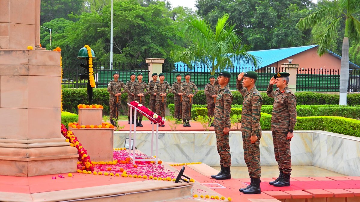KonarkCorps's tweet image. “Where Bravery Met Victory”

‘Wreath Laying Ceremony’ was organised at ‘War Memorial’ #Ahmedabad. #Veterans, #VeerNaaris, #NCC Cadets &amp;amp; students of  #ArmyPublicSchool attended - paying tribute to #Bravehearts &amp;amp; honouring #VeerNaaris with heartfelt gratitude.
#KargilVijayDiwas2025