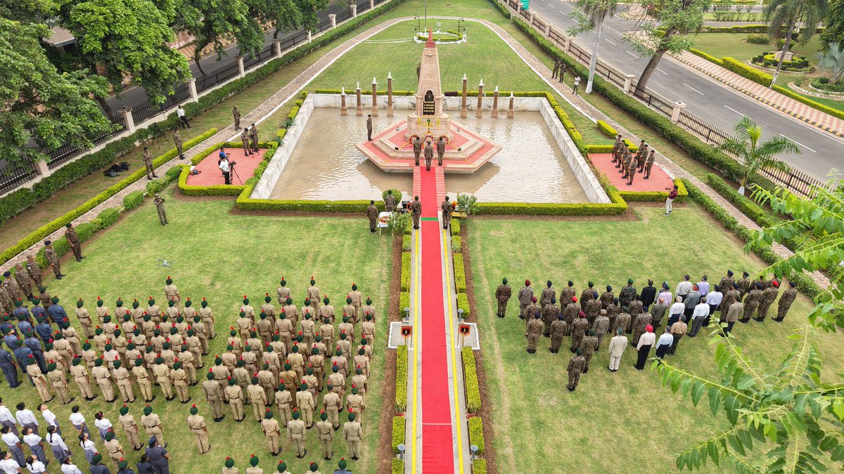 KonarkCorps's tweet image. “Where Bravery Met Victory”

‘Wreath Laying Ceremony’ was organised at ‘War Memorial’ #Ahmedabad. #Veterans, #VeerNaaris, #NCC Cadets &amp;amp; students of  #ArmyPublicSchool attended - paying tribute to #Bravehearts &amp;amp; honouring #VeerNaaris with heartfelt gratitude.
#KargilVijayDiwas2025