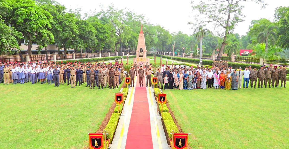 KonarkCorps's tweet image. “Where Bravery Met Victory”

‘Wreath Laying Ceremony’ was organised at ‘War Memorial’ #Ahmedabad. #Veterans, #VeerNaaris, #NCC Cadets &amp;amp; students of  #ArmyPublicSchool attended - paying tribute to #Bravehearts &amp;amp; honouring #VeerNaaris with heartfelt gratitude.
#KargilVijayDiwas2025