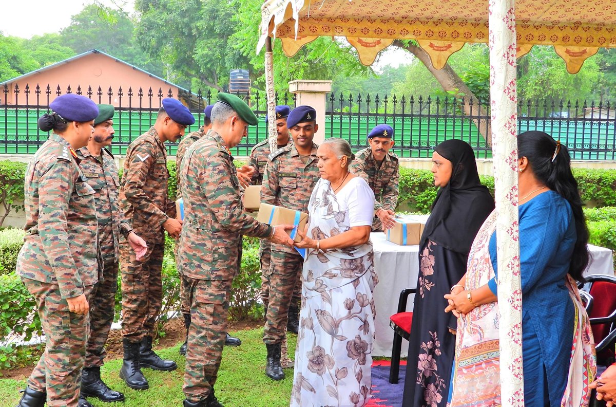 KonarkCorps's tweet image. “Where Bravery Met Victory”

‘Wreath Laying Ceremony’ was organised at ‘War Memorial’ #Ahmedabad. #Veterans, #VeerNaaris, #NCC Cadets &amp;amp; students of  #ArmyPublicSchool attended - paying tribute to #Bravehearts &amp;amp; honouring #VeerNaaris with heartfelt gratitude.
#KargilVijayDiwas2025