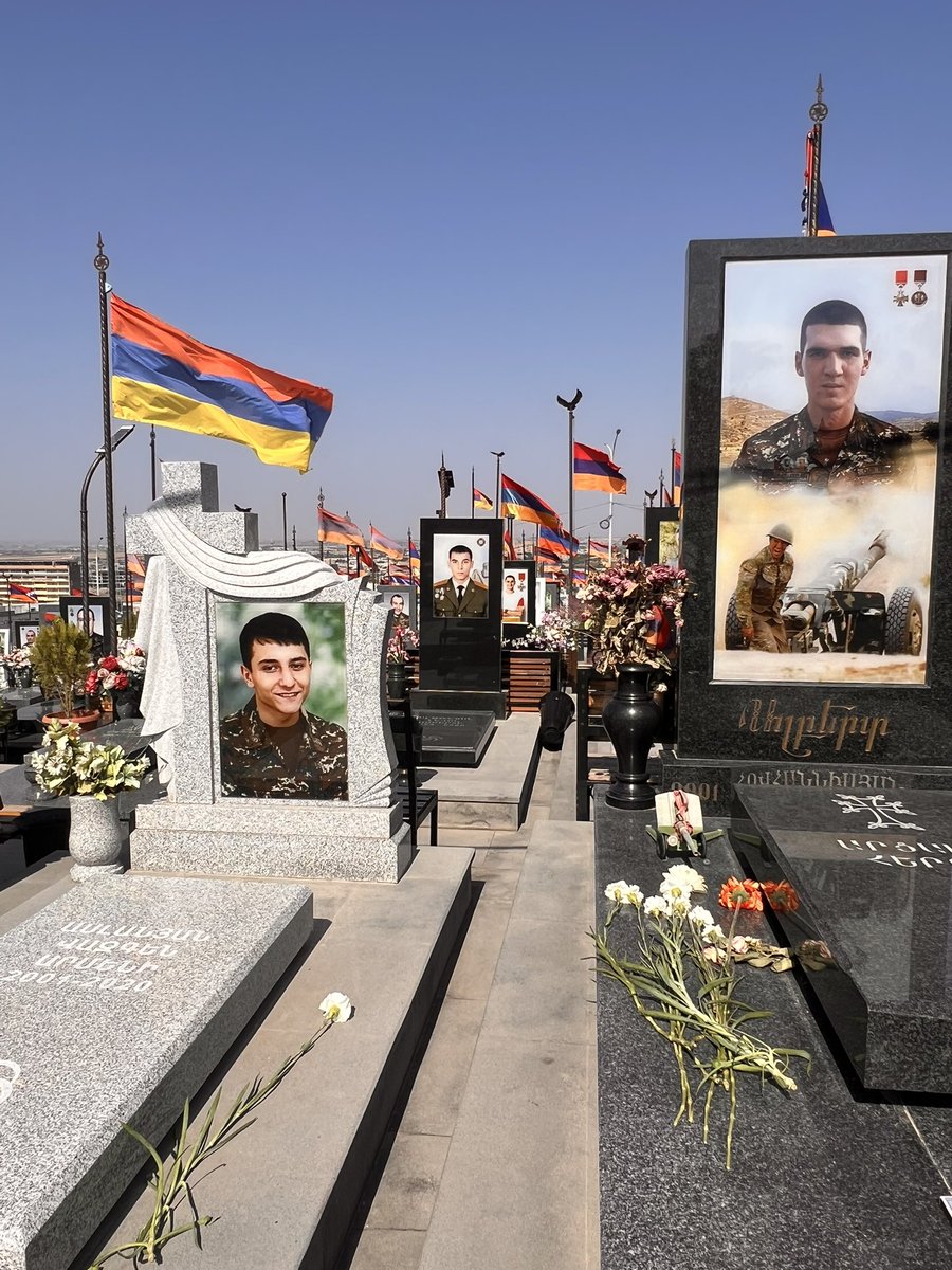 CordierAlice2's tweet image. Cimetière arménien 🇦🇲
Des jeunes garçons de 18/19 ans massacrés par les djihadistes et azéris envoyés par la Turquie.
Actes de torture, mutilations, bombes au phosphore blanc …
Rien ne leur aura été épargné.
Certains venaient de commencer leur service militaire et savaient à…